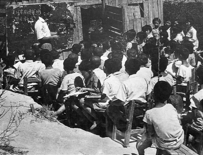 6.25전쟁중 임시로 판자집을 지어 만든 학교.jpg